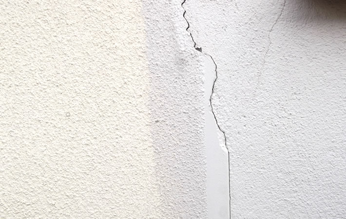 住まいの壁に気になる「ひび割れ」早めの補修が大切です